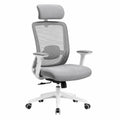 Chaise de bureau ergonomique pivotante en maille grise avec appui-tête et base blanche à roulettes