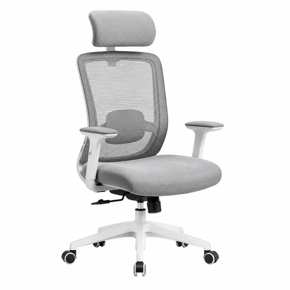Chaise de bureau ergonomique pivotante en maille grise avec appui-tête et base blanche à roulettes
