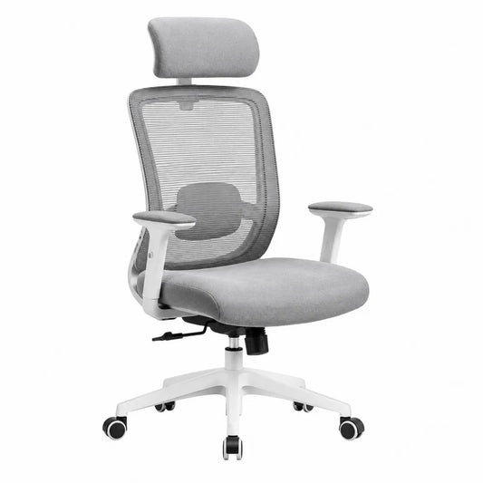 Chaise de bureau ergonomique pivotante en maille grise avec appui-tête et base blanche à roulettes